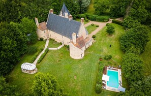 A large, historic stone building with a central courtyard, a swimming pool, and well-maintained gardens. - Gorgeous home in Guérigny (Guérigny)