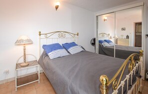 2 bedrooms, travel crib, free WiFi, bed sheets