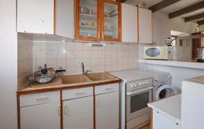 Réfrigérateur, four, plaque de cuisson, cafetière/bouilloire