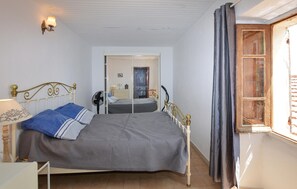 2 bedrooms, travel cot, free WiFi