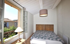 2 dormitorios, tabla de planchar con plancha, cuna de viaje