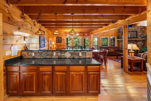 Luxury 6B8B Smoky Mountain Retreat w/ Elevator,Theater,Game Room,Epic Views,WiFi