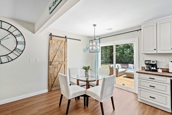 Dining - Cottage Under the Magnolia Trees / Near Bases (Beaufort)