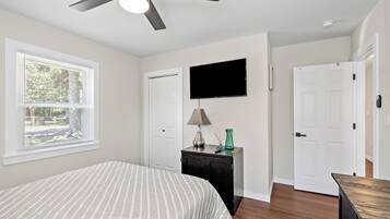 3 bedrooms, iron/ironing board, WiFi, bed sheets