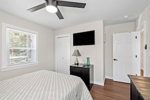 3 bedrooms, iron/ironing board, WiFi, bed sheets