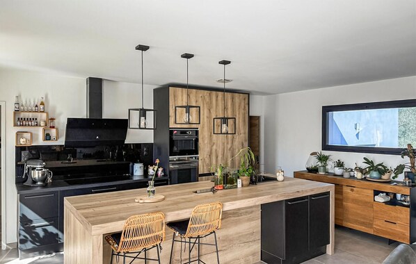 Fridge, oven, dishwasher