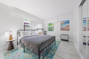 2 bedrooms, WiFi, bed sheets - Enjoy this Bliss Bungalow home 10 mins away to the beautiful beach (Lake Worth Beach)