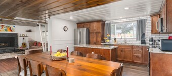 3BR w/ shared Hot Tub & Backyard Oasis