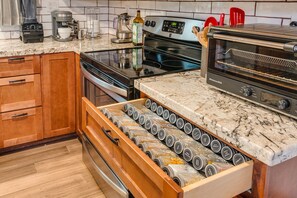Private kitchen - 3BR w/ shared Hot Tub & Backyard Oasis (Reno)