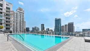 A rooftop pool with a city skyline in the background. - New Penthouse Downtown Heated pool & jacuzzi (Miami)