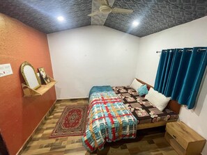 5 bedrooms, WiFi, bed sheets
