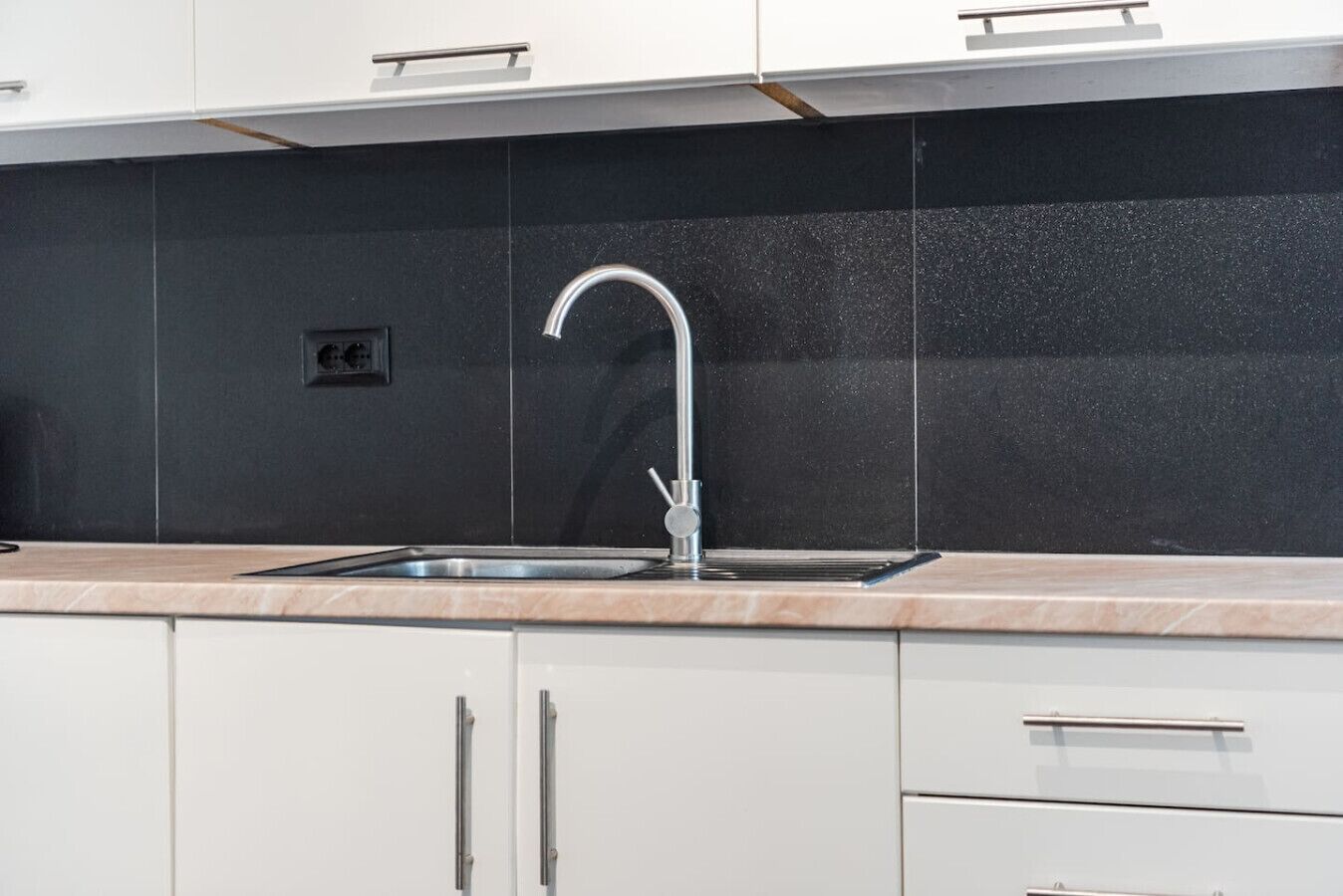 Jääkaappi, liesi, keittoastiat/astiat/ruokailuvälineet, ruokailupöytä