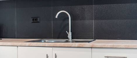 Jääkaappi, liesi, keittoastiat/astiat/ruokailuvälineet, ruokailupöytä