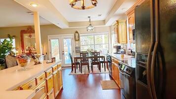 Mikroaaltouuni, liesi, astianpesukone