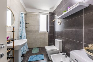 Een haardroger, handdoeken