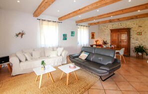 Smart-TV, Kamin, Stereoanlage