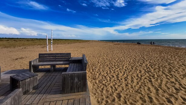 A wooden deck with benches on a sandy beach, overlooking the ocean. - 1 bedroom gorgeous home in La Tranche-sur-Mer (La Tranche-sur-Mer)