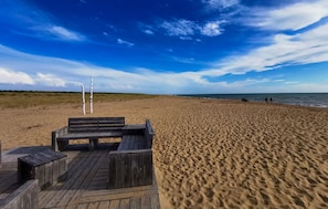 A wooden deck with benches on a sandy beach, overlooking the ocean. - 1 bedroom gorgeous home in La Tranche-sur-Mer (La Tranche-sur-Mer)