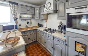 冷蔵庫、オーブン、コンロ、コーヒー / ティーメーカー