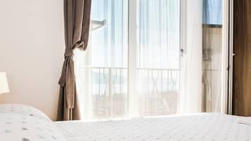 Appartement, vue mer | Espace de travail pour ordinateur portable, rideaux occultants
