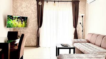 Appartement, vue mer | Espace de travail pour ordinateur portable, rideaux occultants