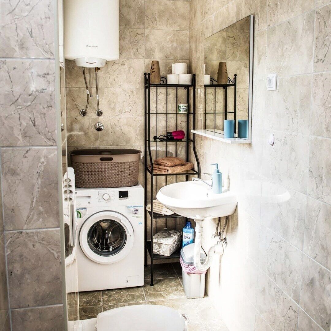 Appartement, vue mer | Salle de bain | Sèche-cheveux, chaussons, serviettes fournies, savon