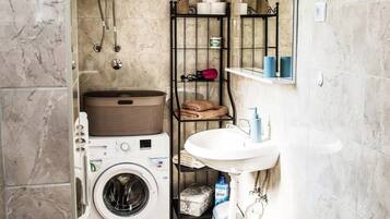 Appartement, vue mer | Salle de bain | Sèche-cheveux, chaussons, serviettes fournies, savon
