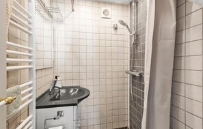 Shower - 1 bedroom lovely home in Assens (Assens)