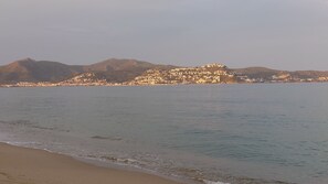 Beach - Well-equipped apt, in the center of town, near beach and shops, overlooking natural park and sea. (Empuriabrava)