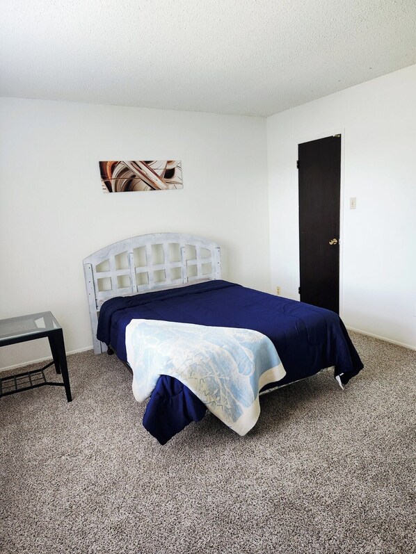 1 habitación, tabla de planchar con plancha, wifi gratis y ropa de cama