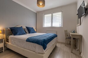 1 habitación, tabla de planchar con plancha, wifi gratis y ropa de cama