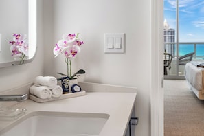 Room (Fontainebleau 3505) | Bathroom