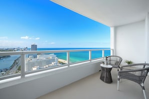 Room (Fontainebleau 3505) | Terrace/patio