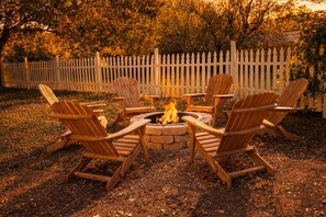 Property grounds - Texas Style Getaway, Spacious 5-bedroom home with Gym, BBQ and Firepit (San Antonio)