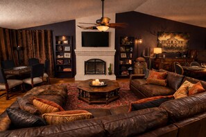 Living area - Texas Style Getaway, Spacious 5-bedroom home with Gym, BBQ and Firepit (San Antonio)