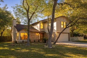 Exterior - Texas Style Getaway, Spacious 5-bedroom home with Gym, BBQ and Firepit (San Antonio)