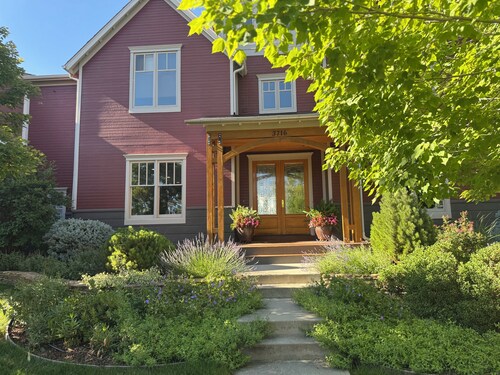 5-bedroom Pet-Friendly Lake Home with Mountain View