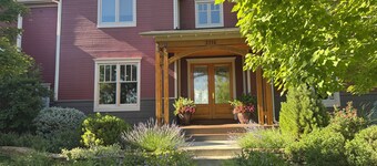 5-bedroom Pet-Friendly Lake Home with Mountain View