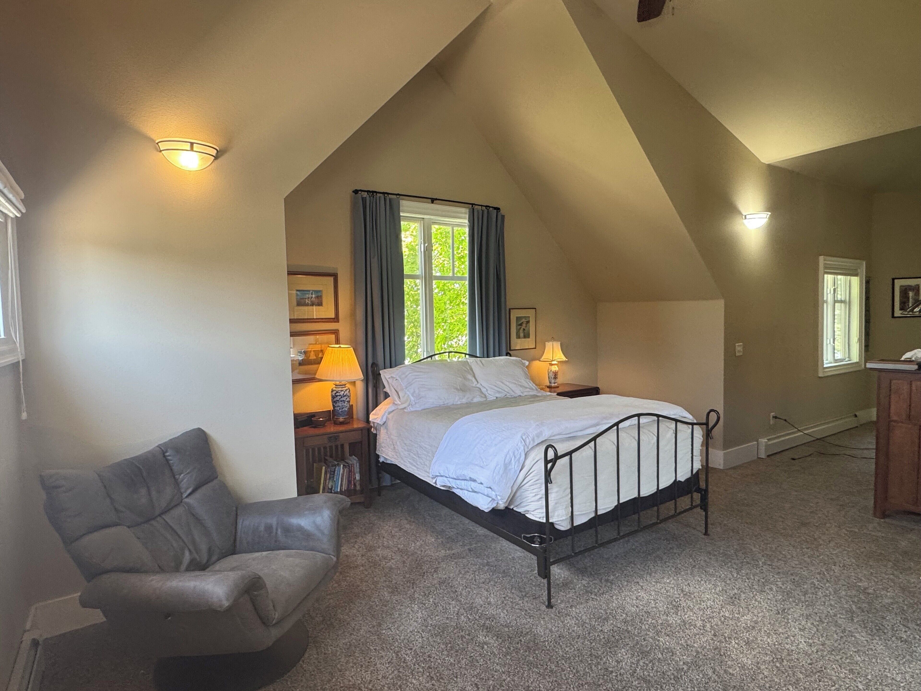 5 bedrooms, desk, iron/ironing board, free WiFi