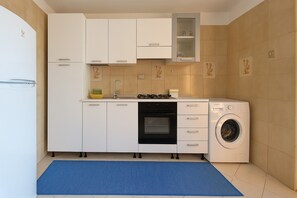 Wasserkocher mit Kaffee-/Teezubehör, Kühlschrank, Mikrowelle, Ofen