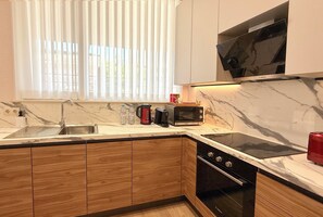 Fridge, microwave, oven, dishwasher - MK Luxury Serviced Apartments # 1 - Apt.2 (Chișinău)