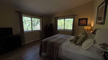 3 bedrooms, desk, iron/ironing board, travel crib