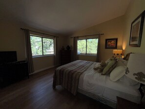 3 bedrooms, desk, iron/ironing board, travel cot