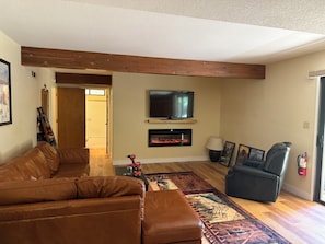 Smart TV, chimenea, videojuegos y libros