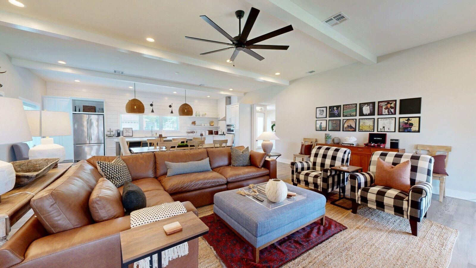 Smart-TV, Kamin, Bücher, Drucker