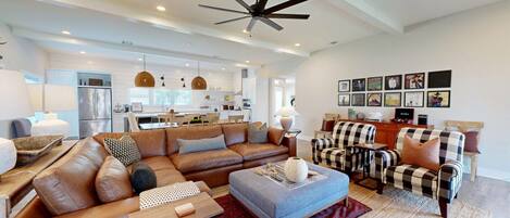 Smart-TV, Kamin, Bücher, Drucker