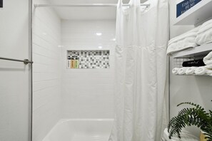 Secadora de cabello, toallas, jabón, papel de baño 