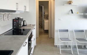Réfrigérateur, four, lave-vaisselle, cafetière/bouilloire