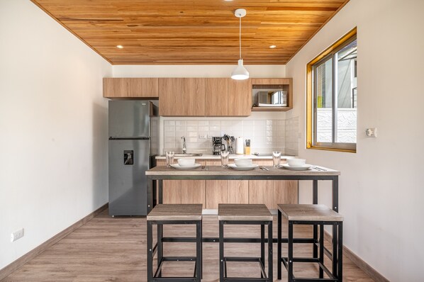 Kühlschrank, Mikrowelle, Herdplatte, Wasserkocher mit Kaffee-/Teezubehör