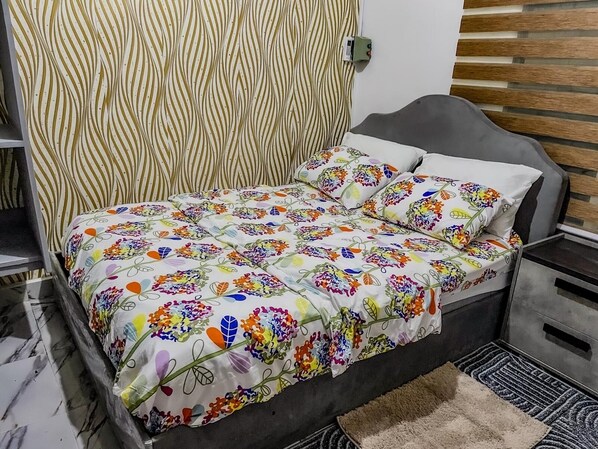 1 habitación, tabla de planchar con plancha, wifi y ropa de cama 